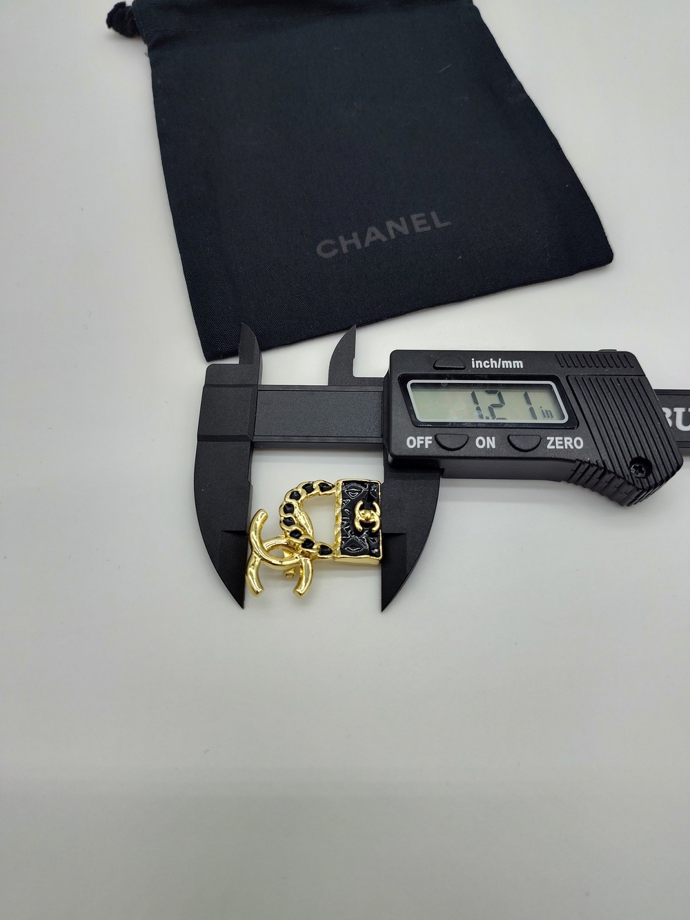 CHANEL Mini Handbag Brooch Pair Gold Tone Black Enamel CC Pins B21K And Dust Bag - Picture 5 of 5